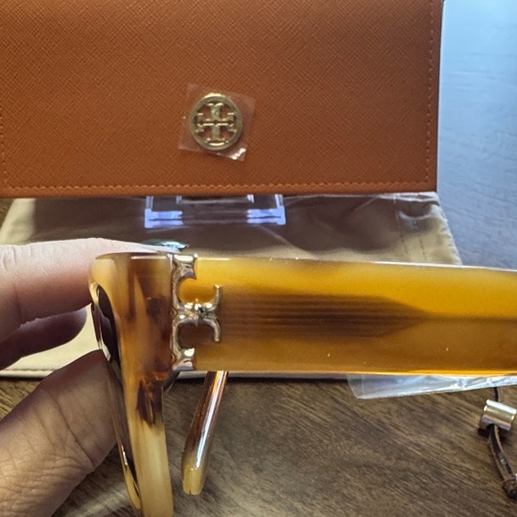 Tory Burch Amber Sunglasses - Picture 5 of 7